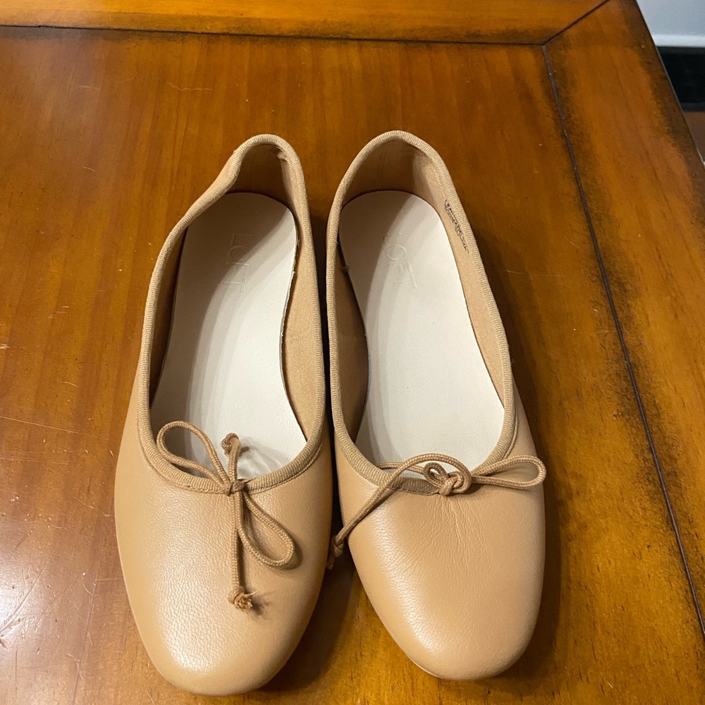 Womenโs Loft Tan Ballet Flats with Bow